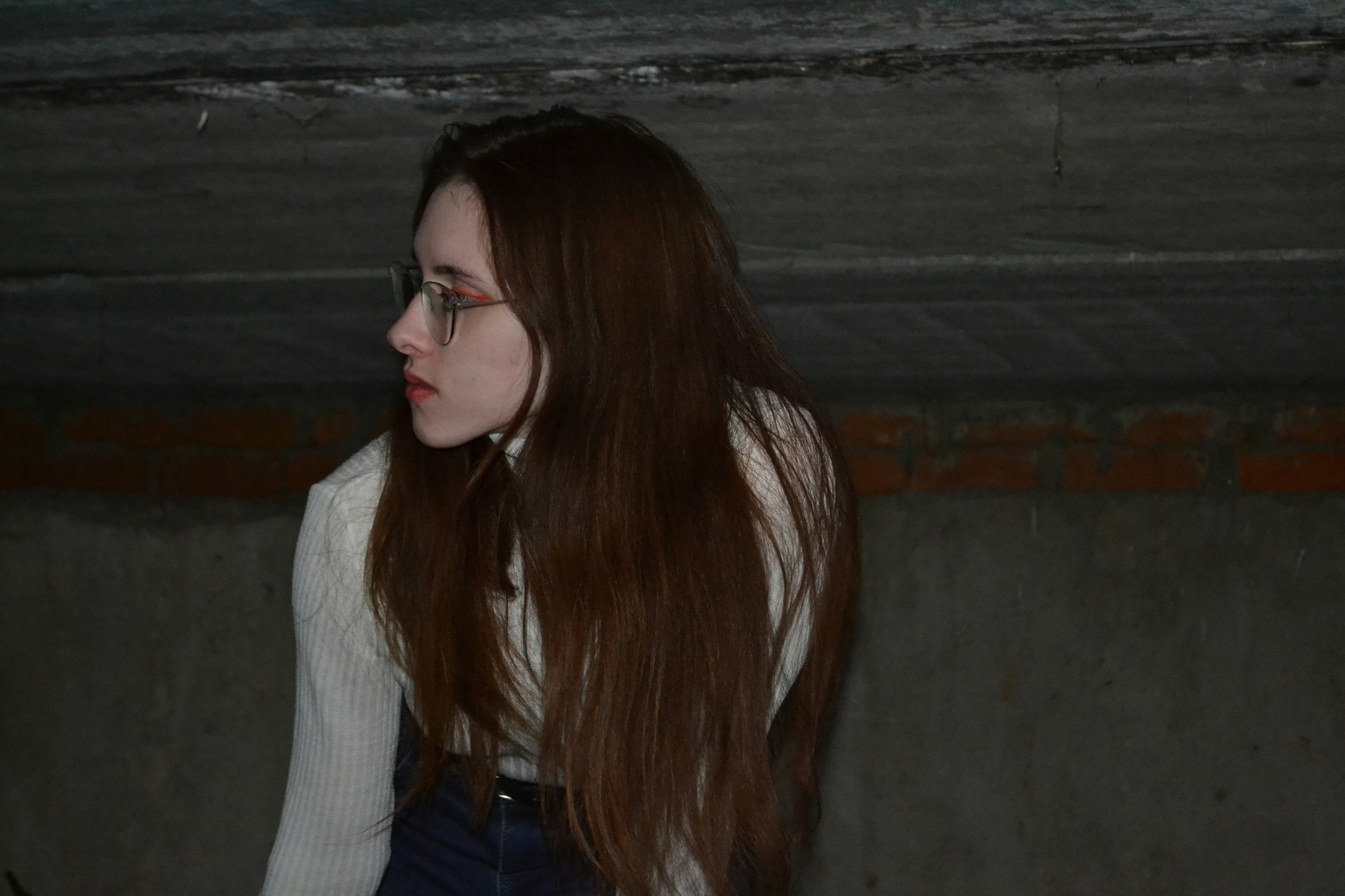 焙煎したクルミを木の器に盛り、横に強力粉や全粒粉が並べられているテーブルの様子