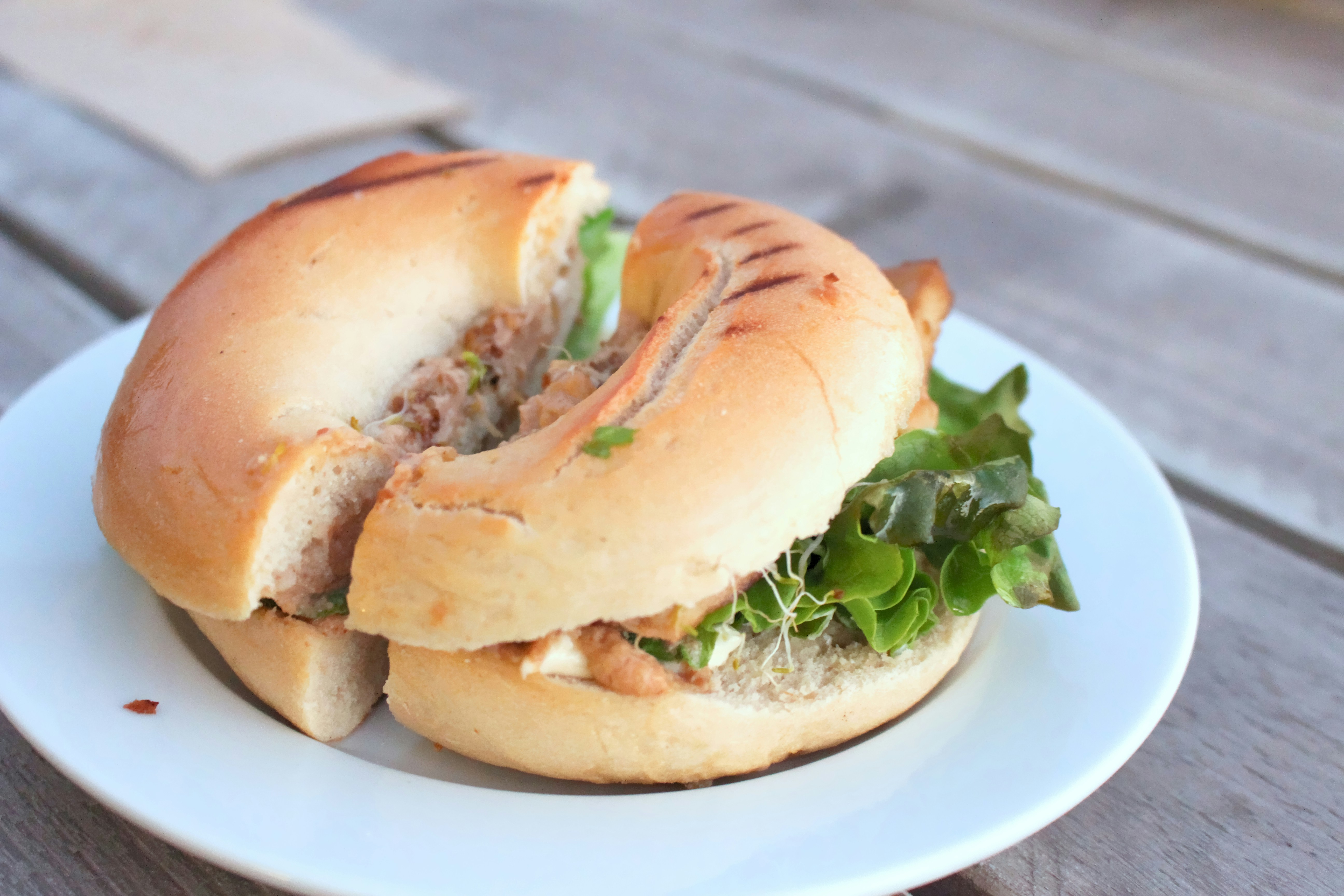 キッチンの鍋でベーグルを茹でている手元のアップ