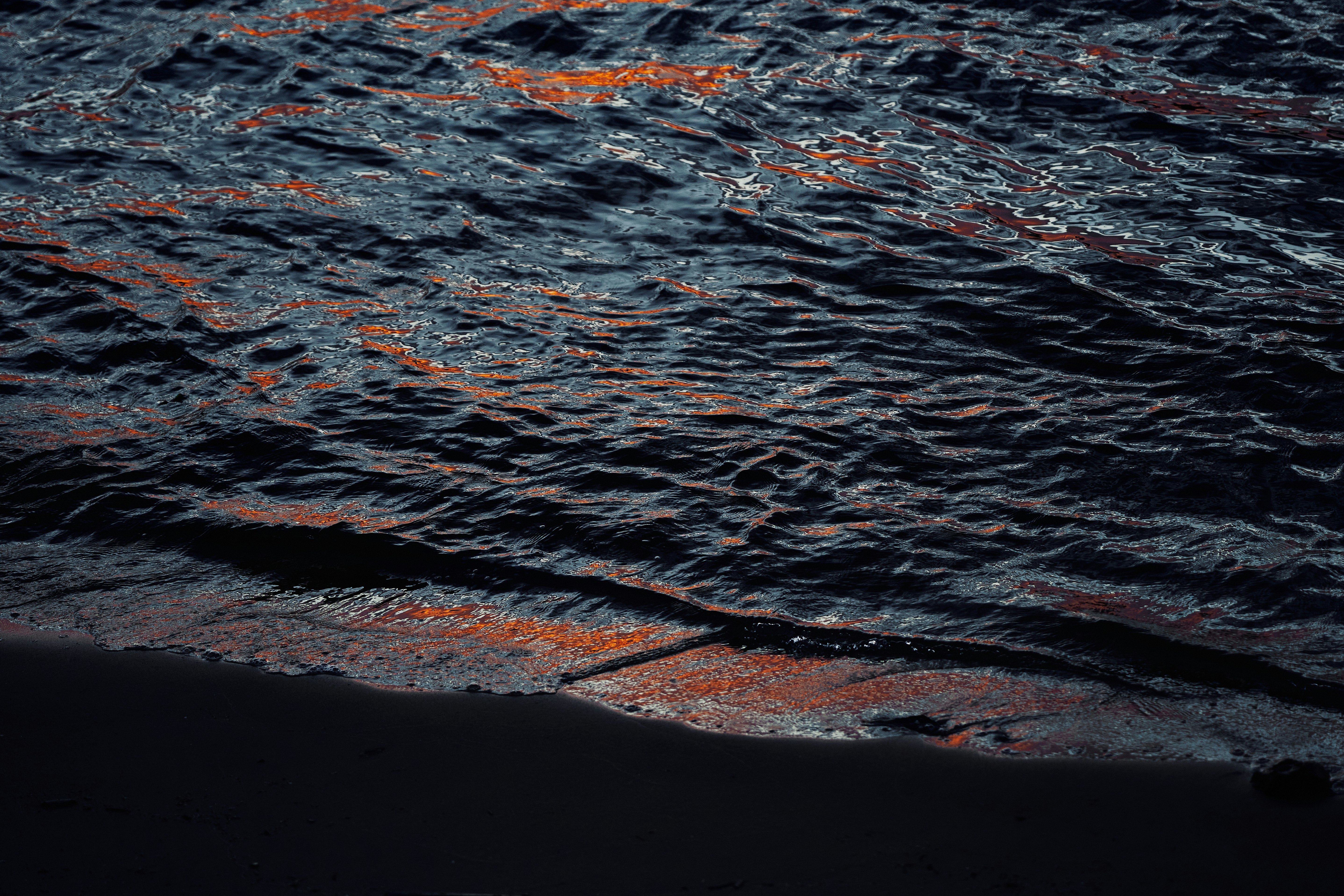 焼き上がったデニッシュがオーブンの中で層を立ち上げている瞬間を切り取った様子