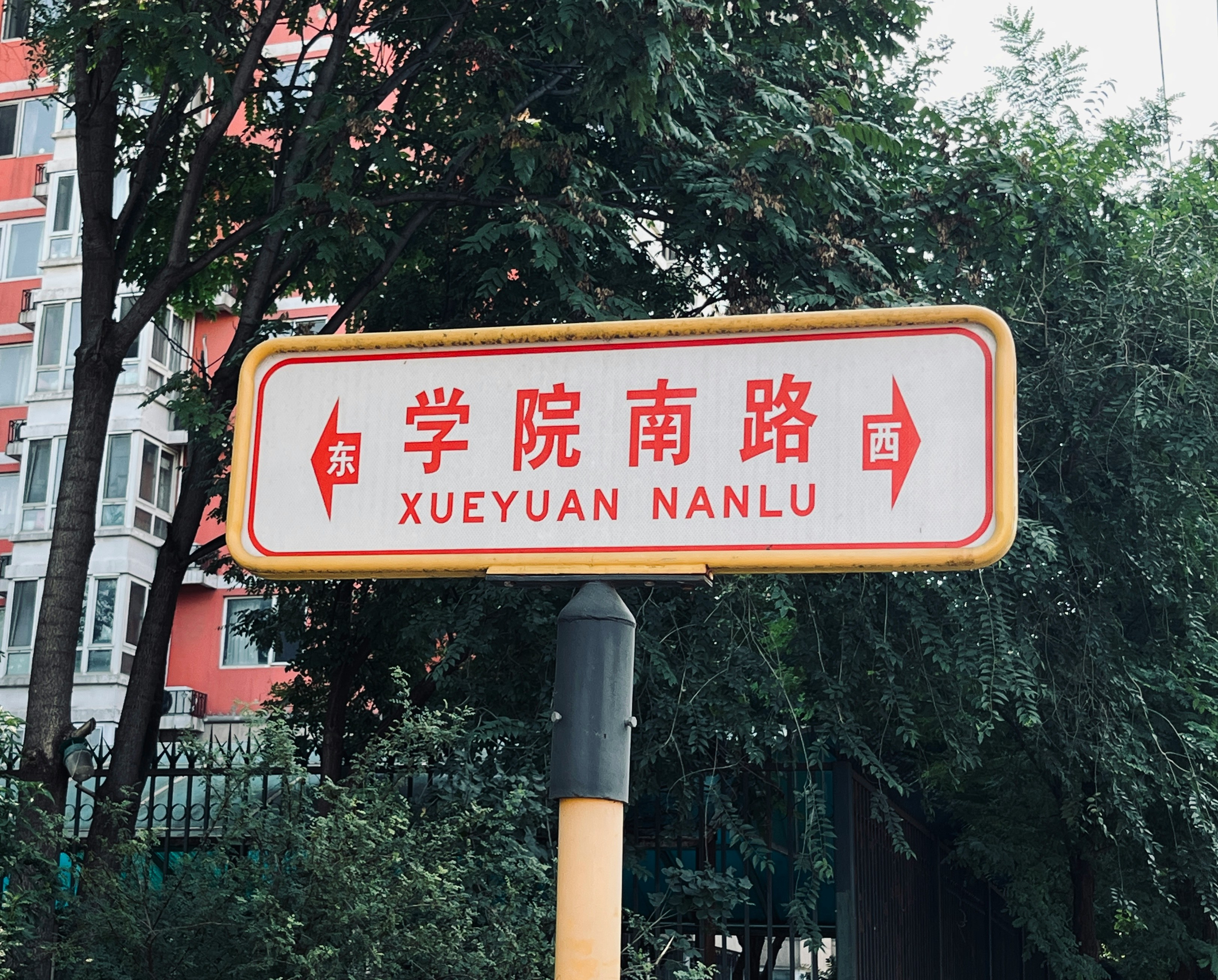 フライパンの上で膨らみながら焼かれているナン