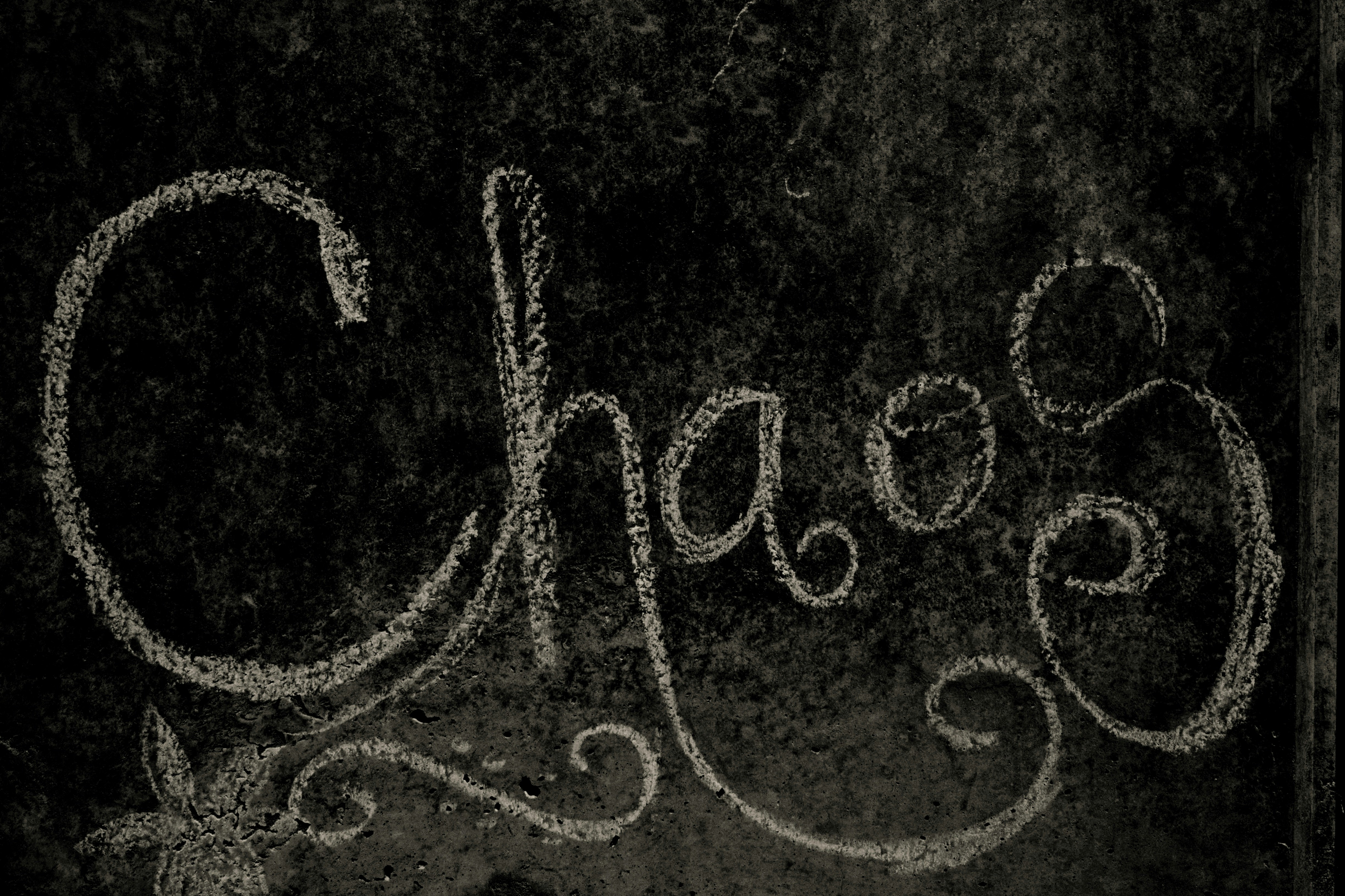 フライパンの上でぷっくりと膨らみ始めたチャパティが焼かれている様子