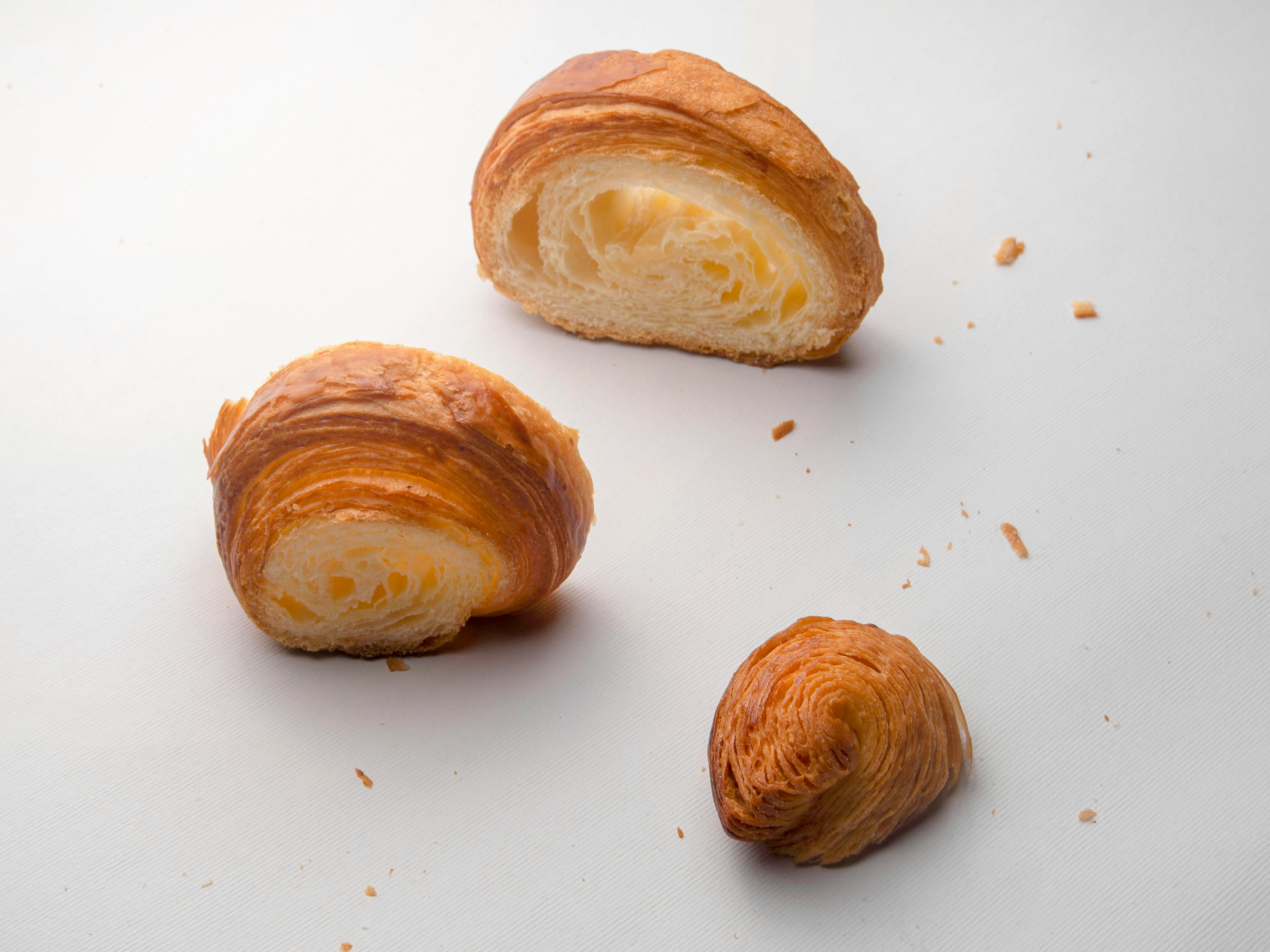 焼き上がった８種類のパンが木製のテーブルに美しく並べられた様子