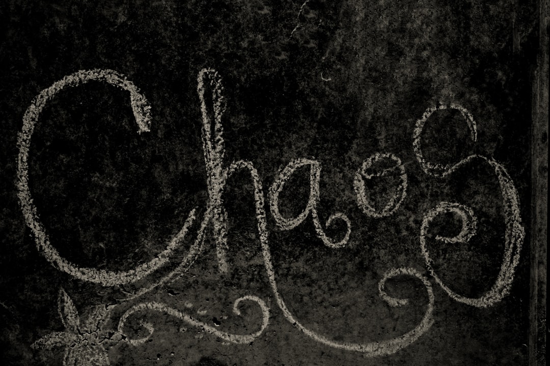 焼きあがったチャパタをオーブンから取り出し、木のラックで冷ましている様子