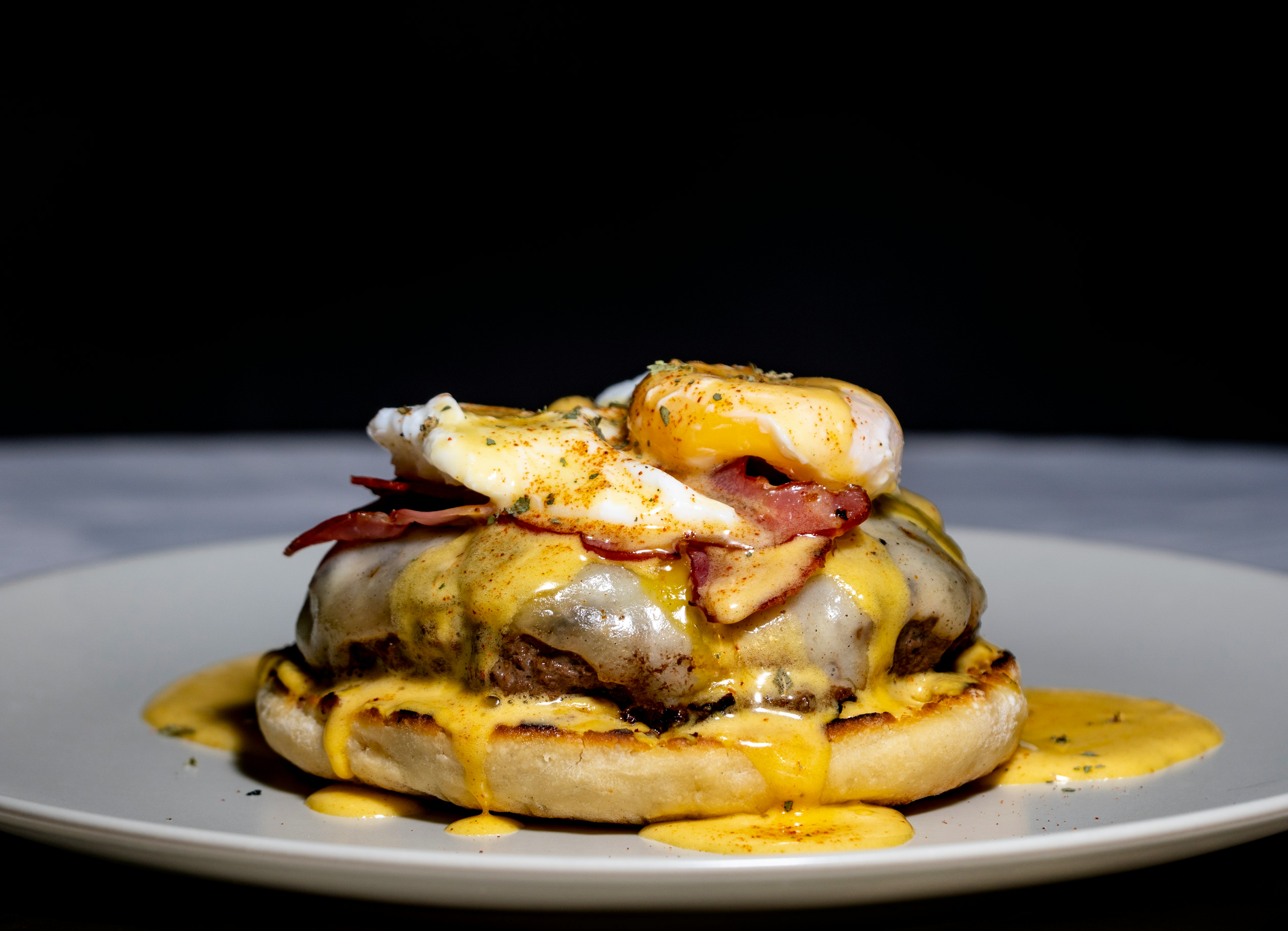 こだわりのパン屋さんのショーケースに並んだ、様々な種類のイングリッシュマフィン