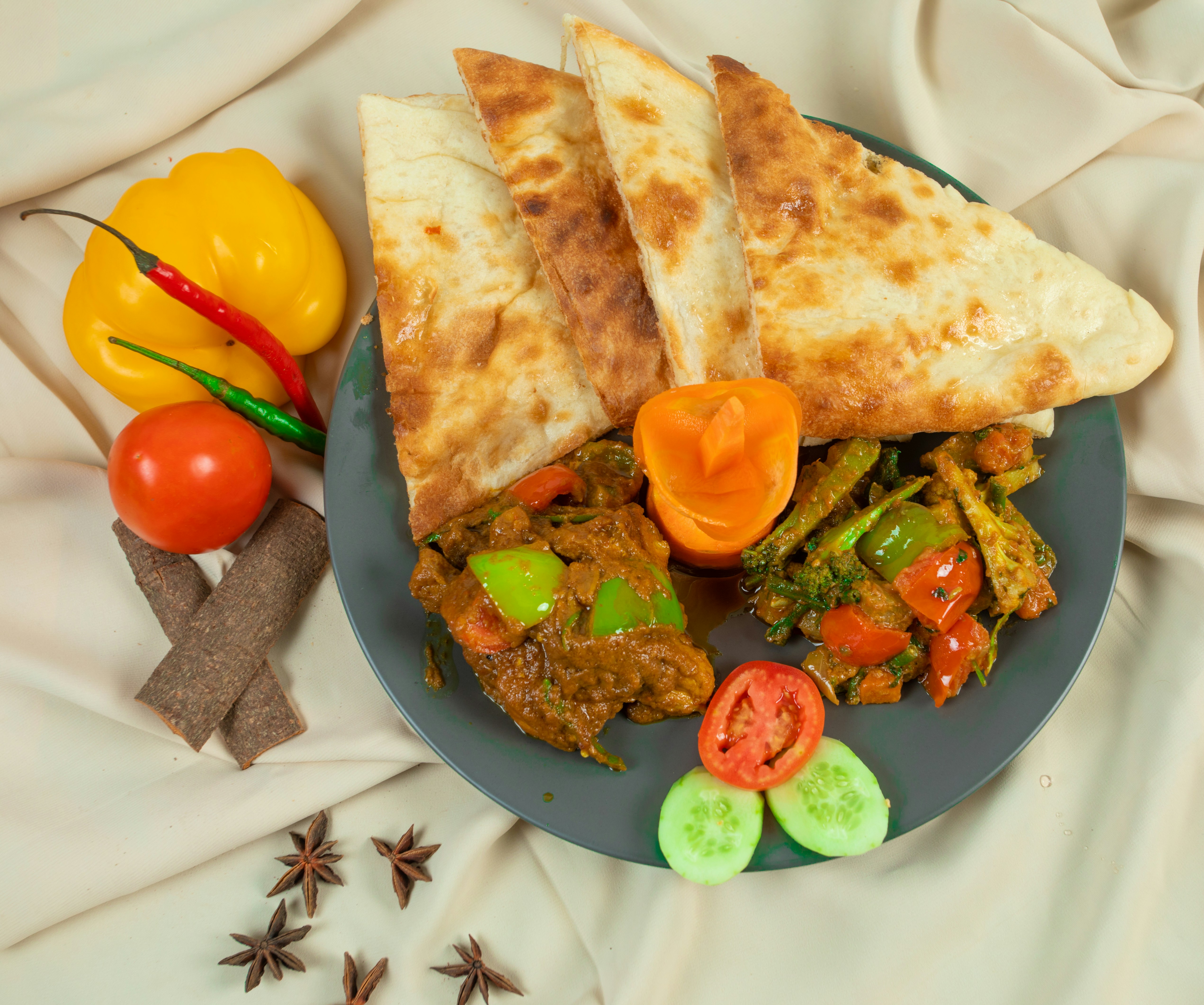 カレーにナーンをつけて食べている手元のアップ