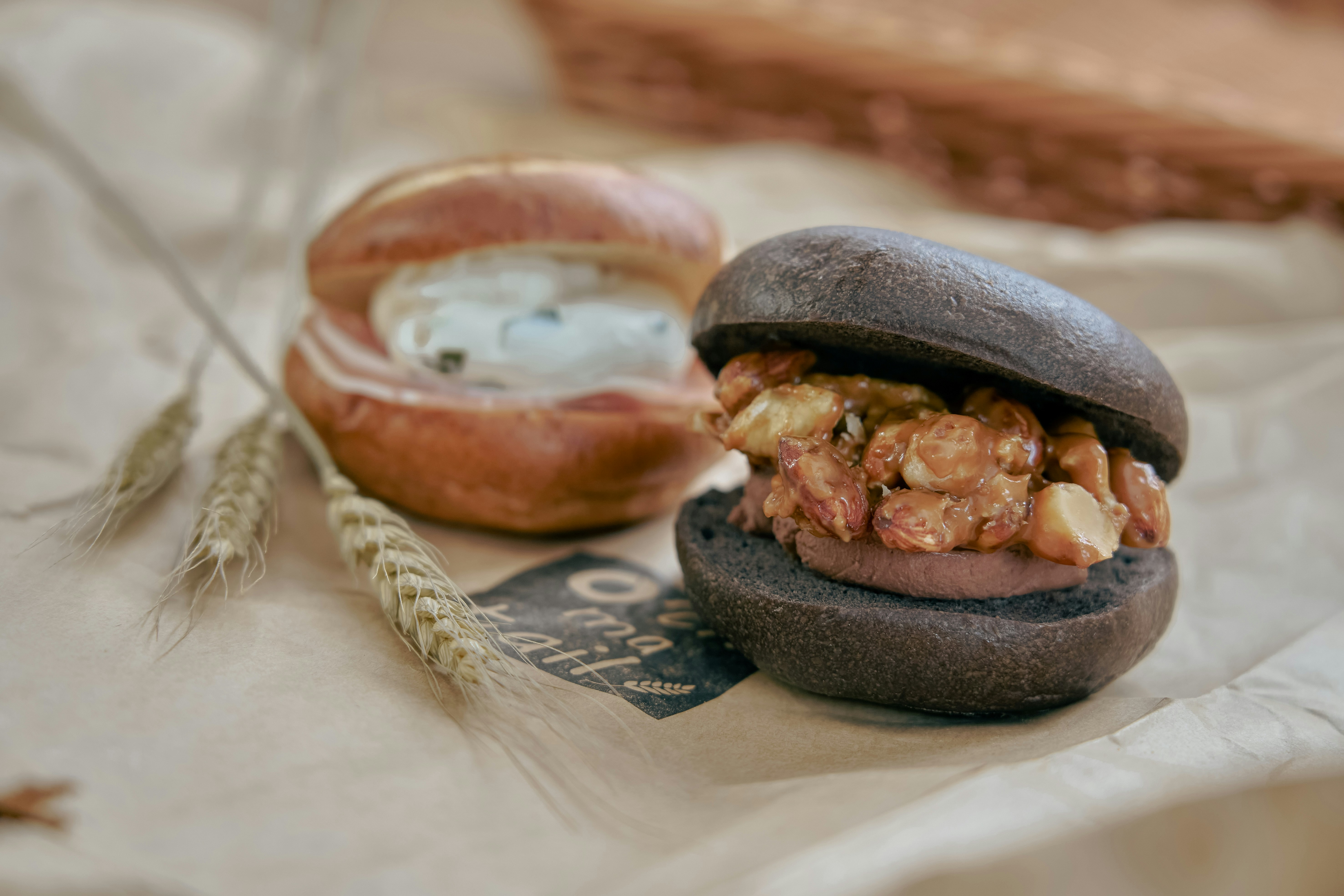 ベーグルサンドがカラフルな具材とともに木製プレートに盛り付けられた様子