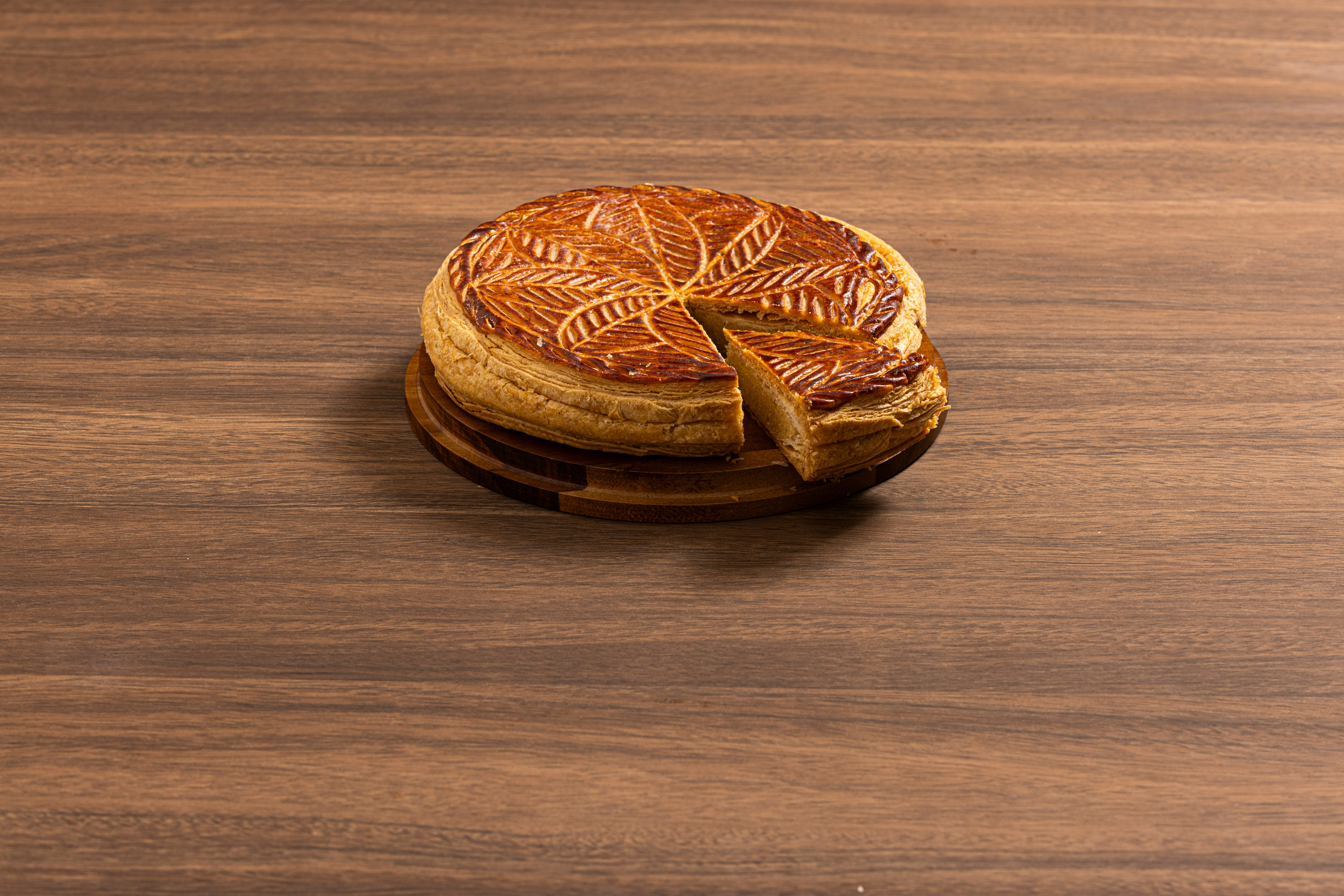 焼き上がったピタパンに色とりどりの具材を詰め込んだアレンジ例をテーブルに並べた様子