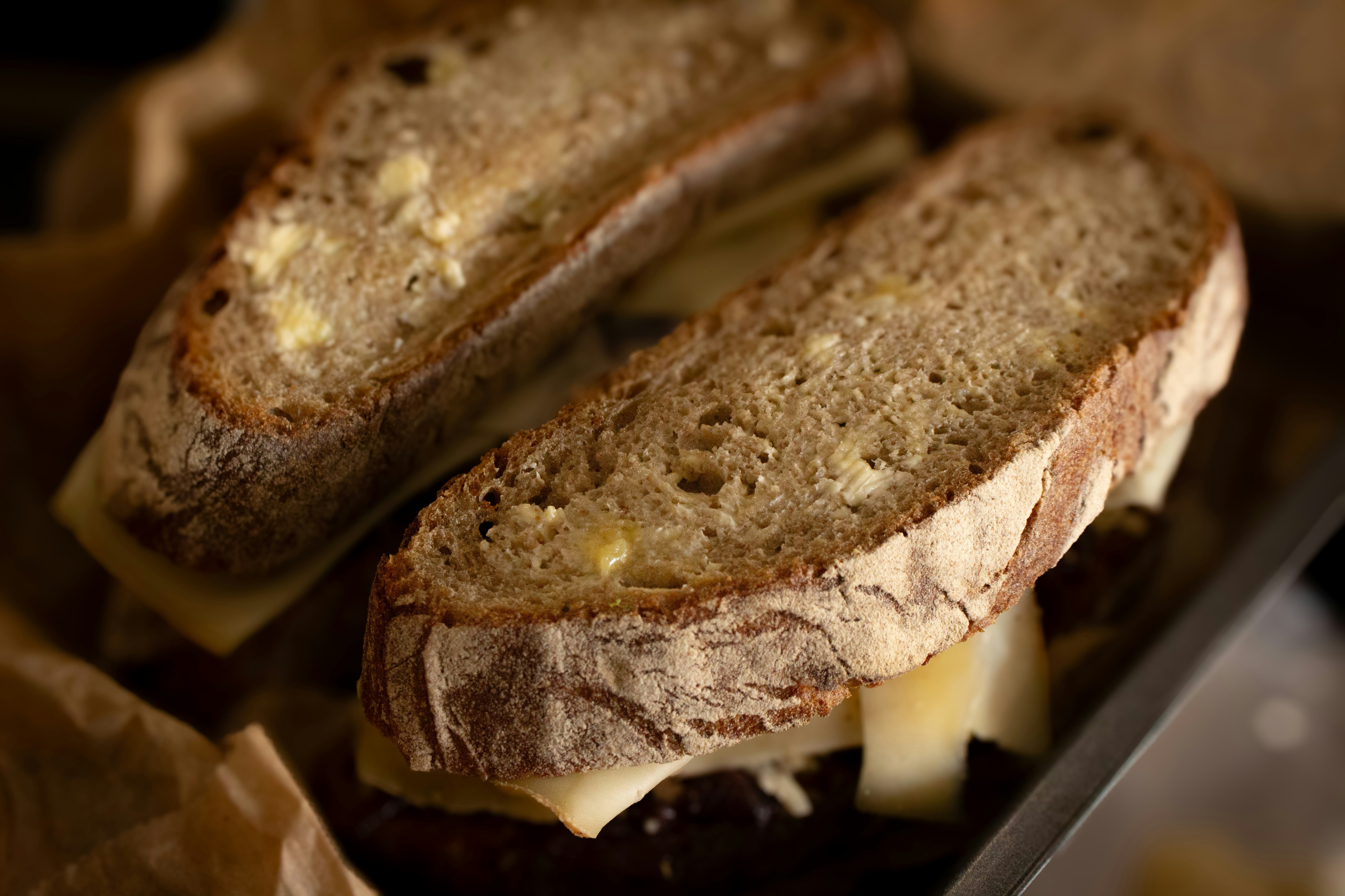 食卓に並ぶライ麦パンのオープンサンドとスープのセット