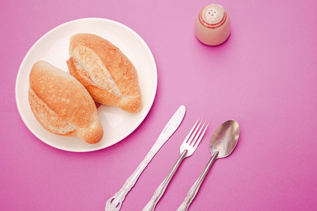 様々な種類のパン型（食パン型、丸型、マフィン型など）が並んでいる様子