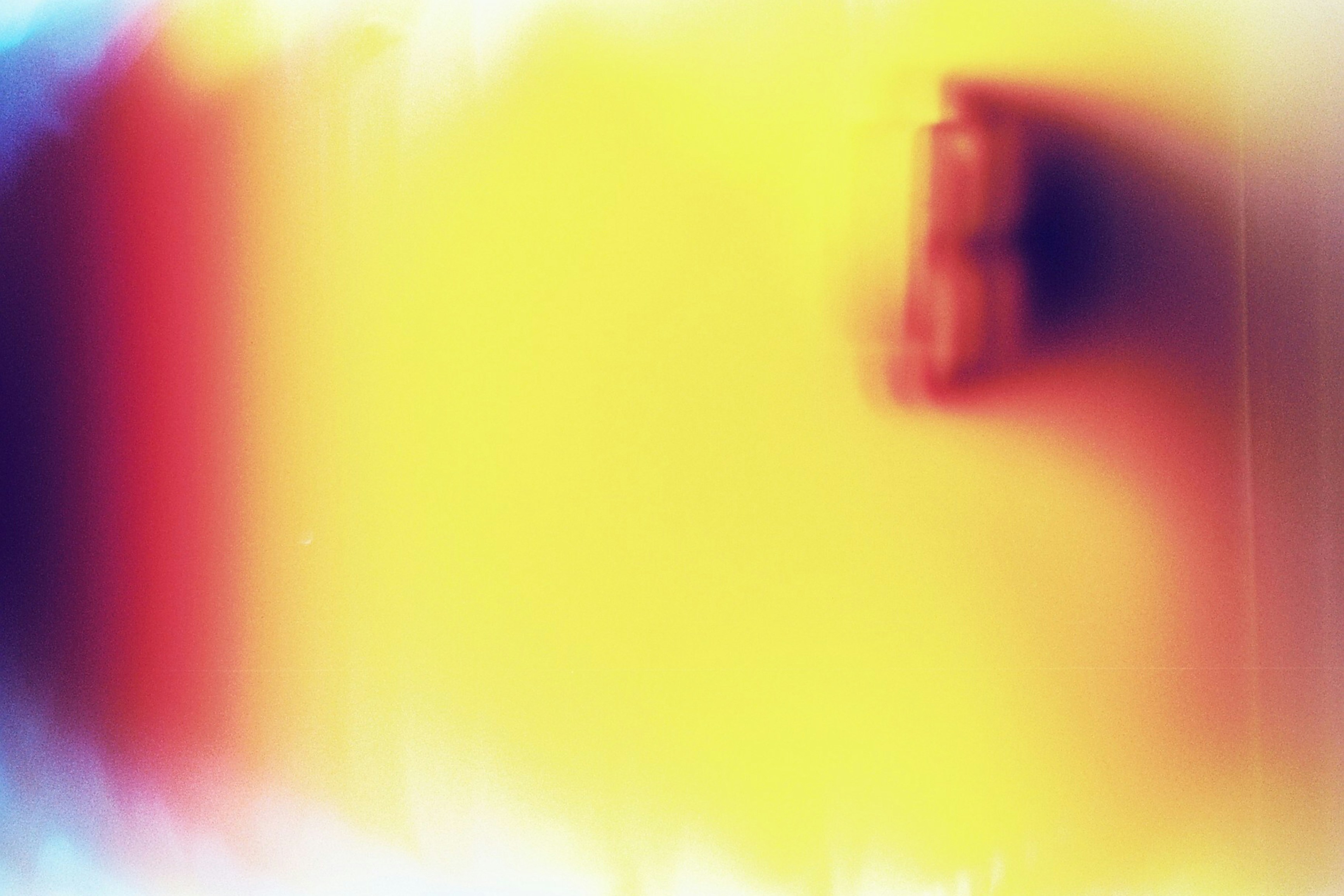 焼き上がったアルガルブレッドをスライスし、断面から緑がかった生地と気泡の美しい模様が見える場面