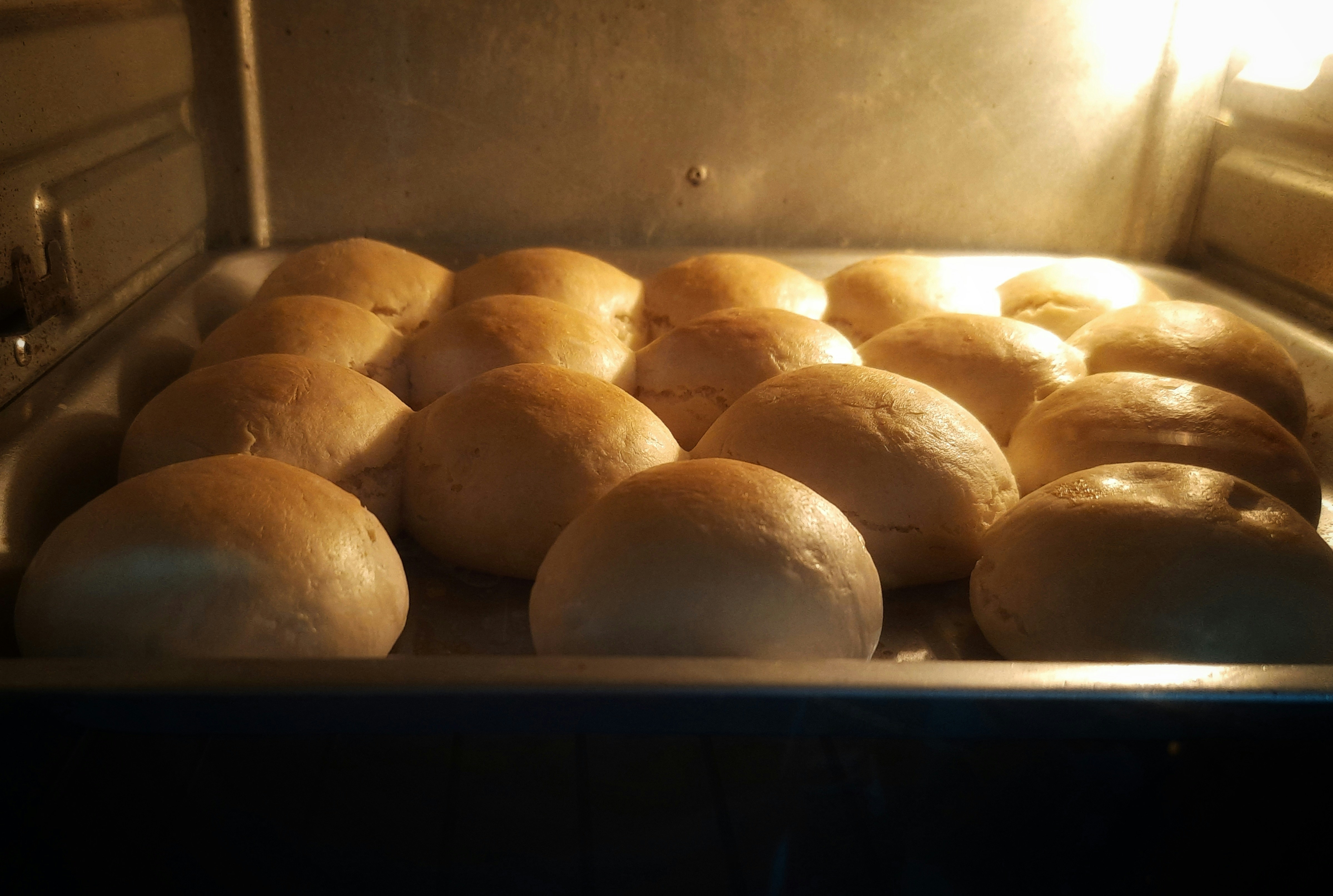 ステンレスボウルの中でゆっくりと発酵中のブリオッシュ生地を上から捉えた構図