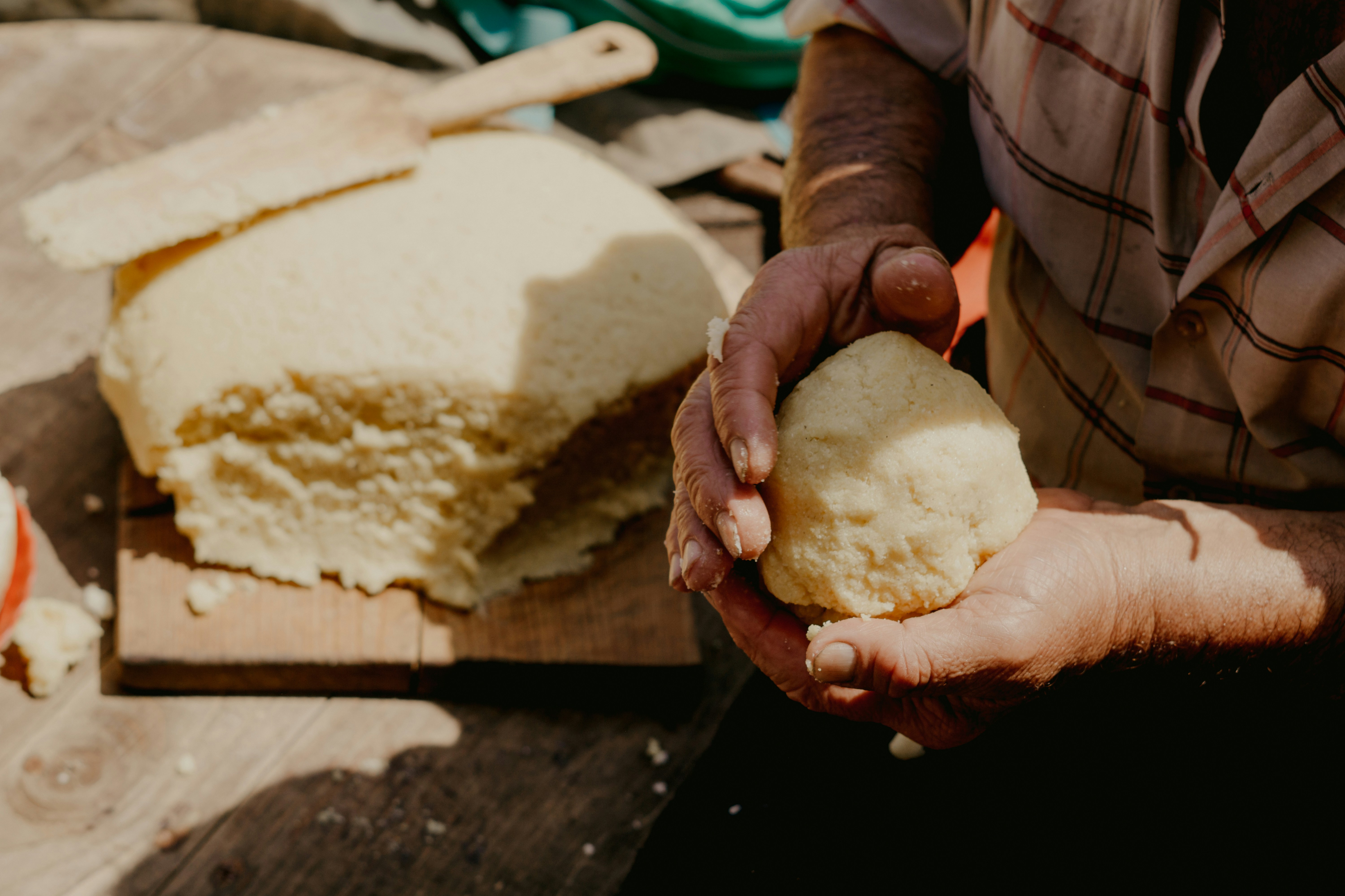 様々な種類のデザートブレッドが並んだパン屋のショーケース