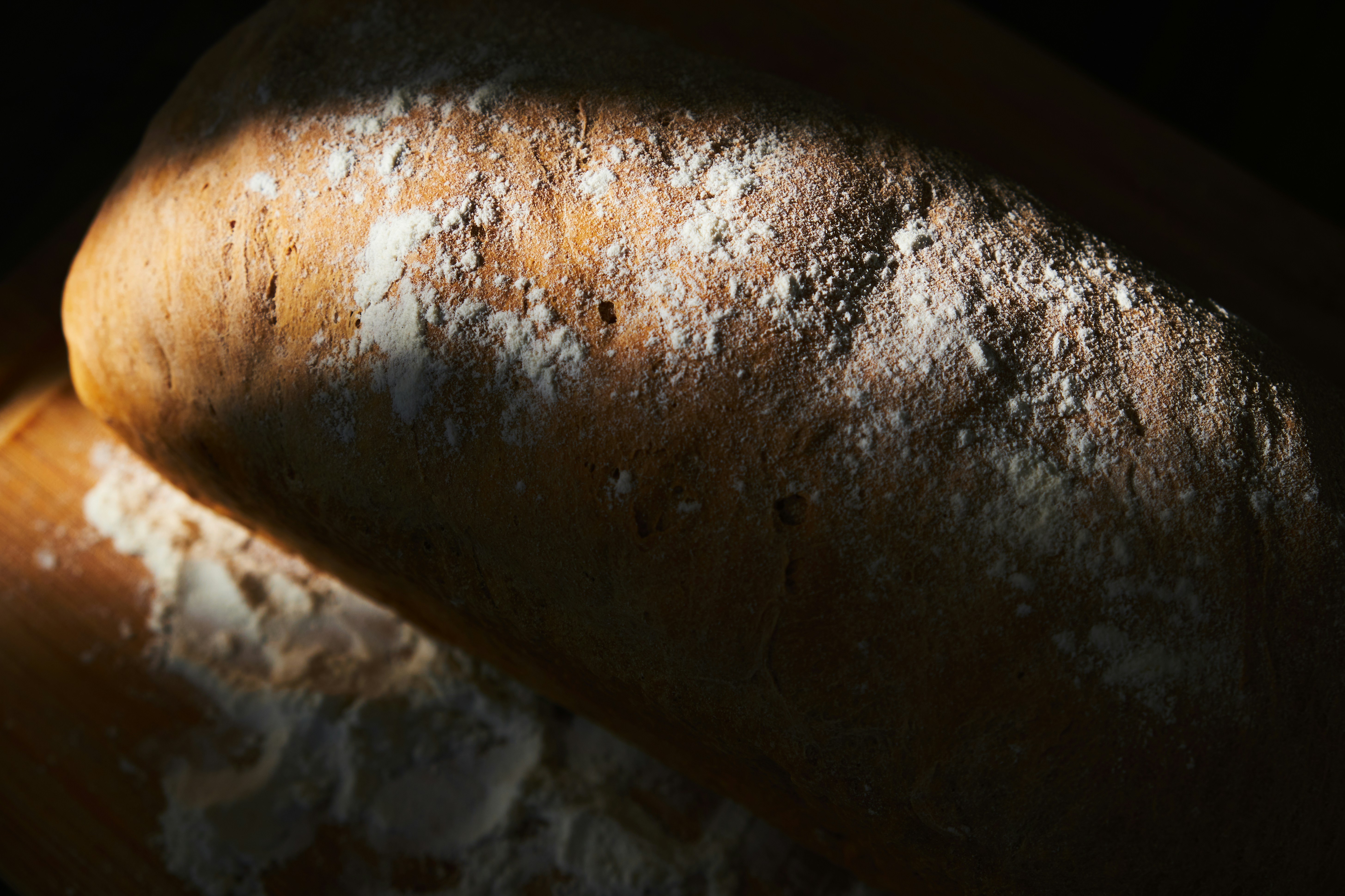 様々な種類のパン（食パン、クロワッサン、ロールパンなど）が、保存袋に入れて冷凍庫に整理整頓されている様子