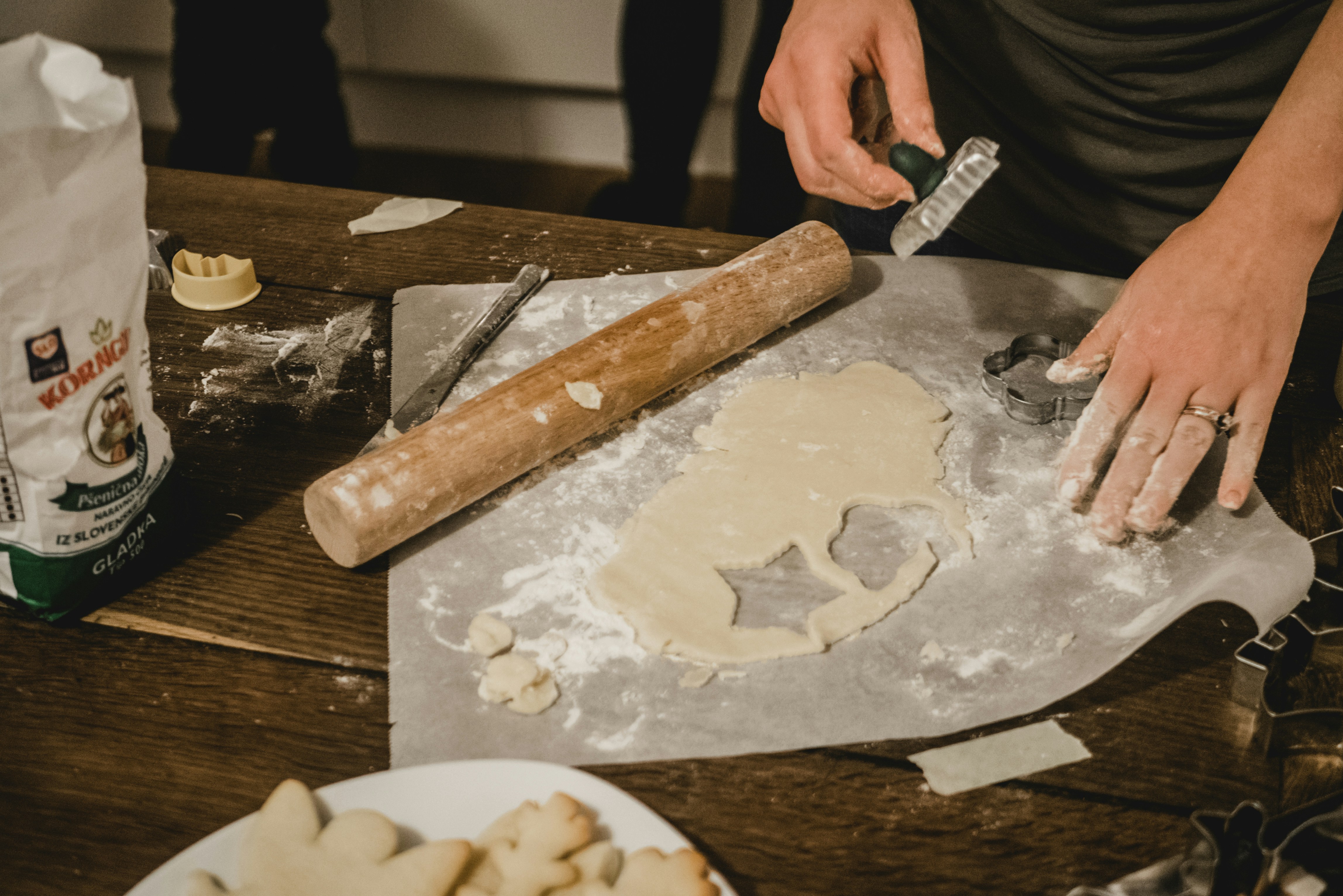 様々な種類の製パン器具（ボウル、スケッパー、めん棒、発酵かごなど）が並んでいる写真