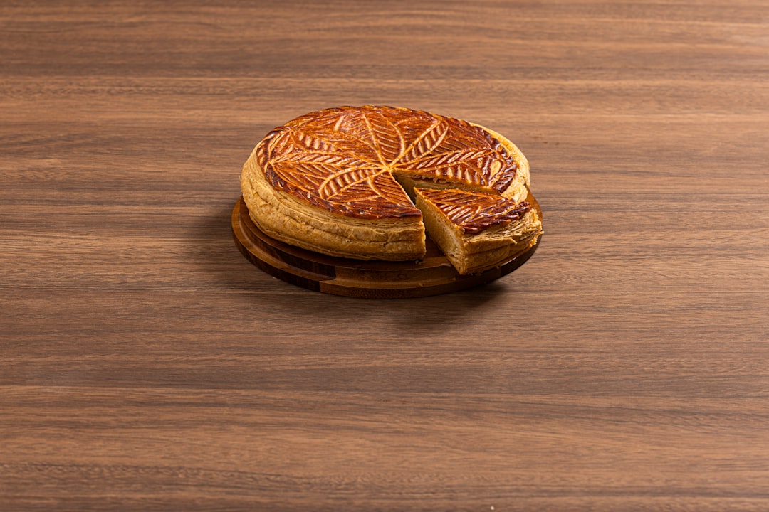 様々な国のパン（フランスパン、ナン、ピタパンなど）が並んだ、賑やかなパン屋さんのディスプレイ