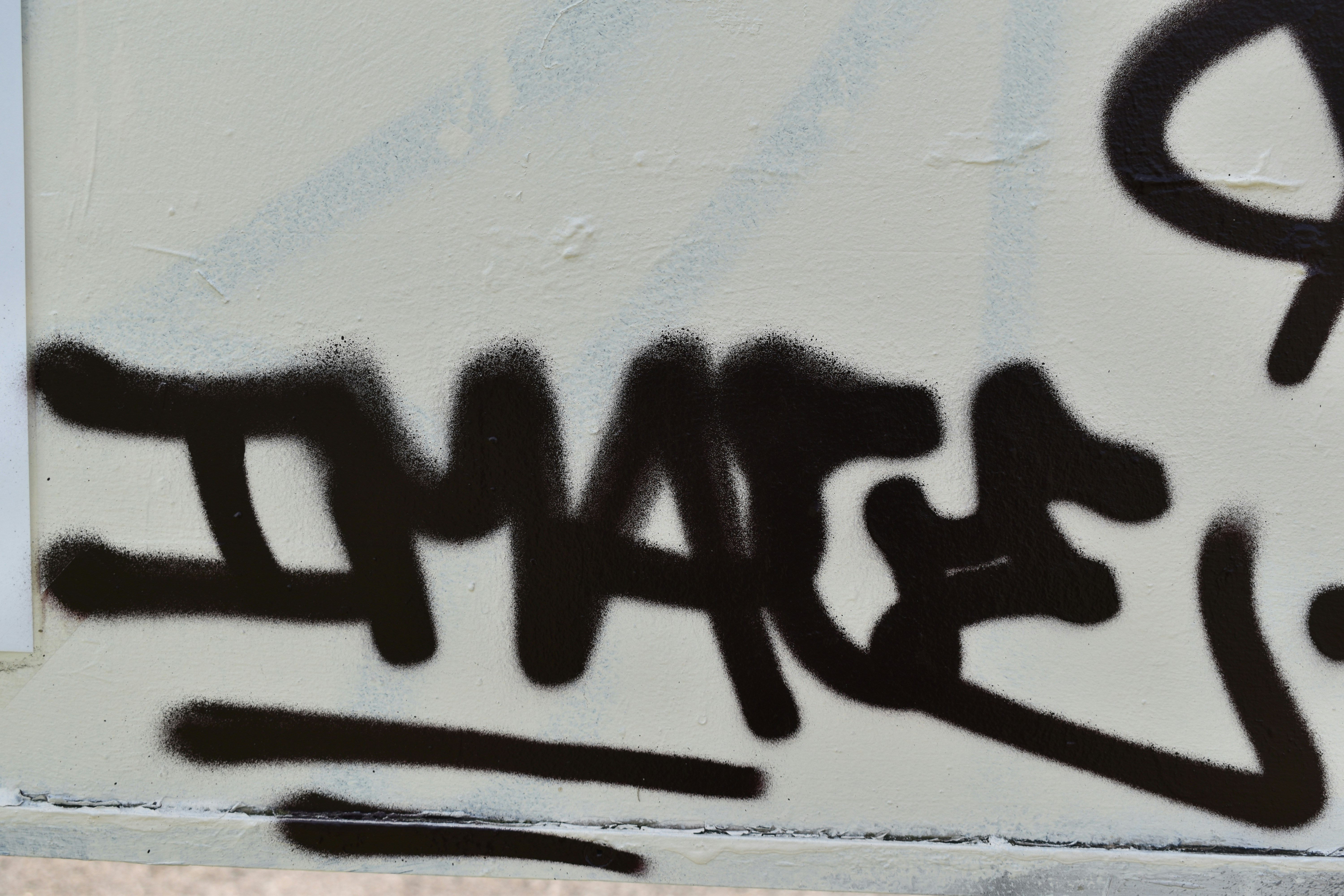 教室の机の上に置かれた小分けのハードタックと、それを手に取る子どもの手元