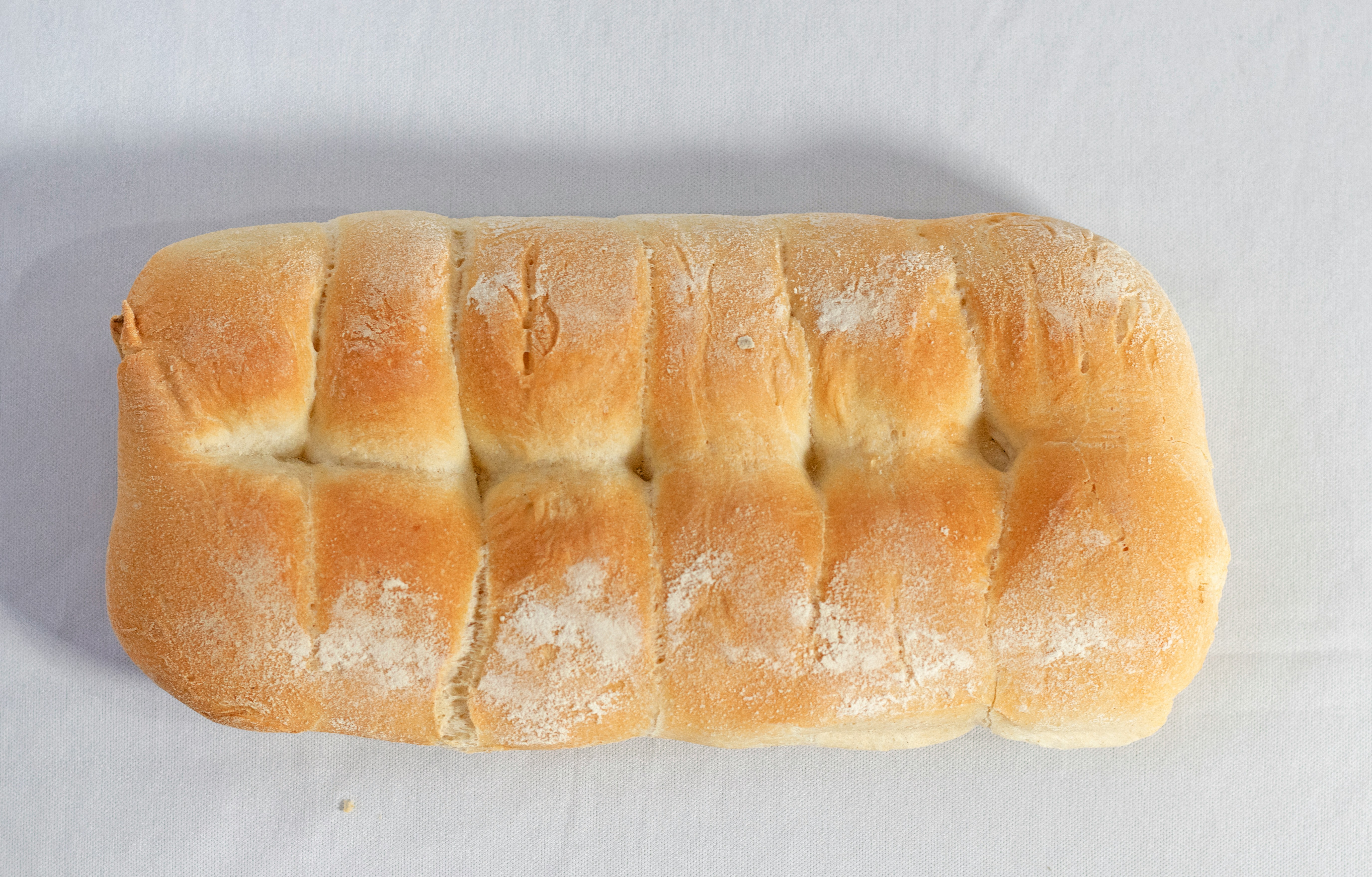 トースト用にカットされたカラフルな断面の食パンと、横に並べられたフルーツやジャム