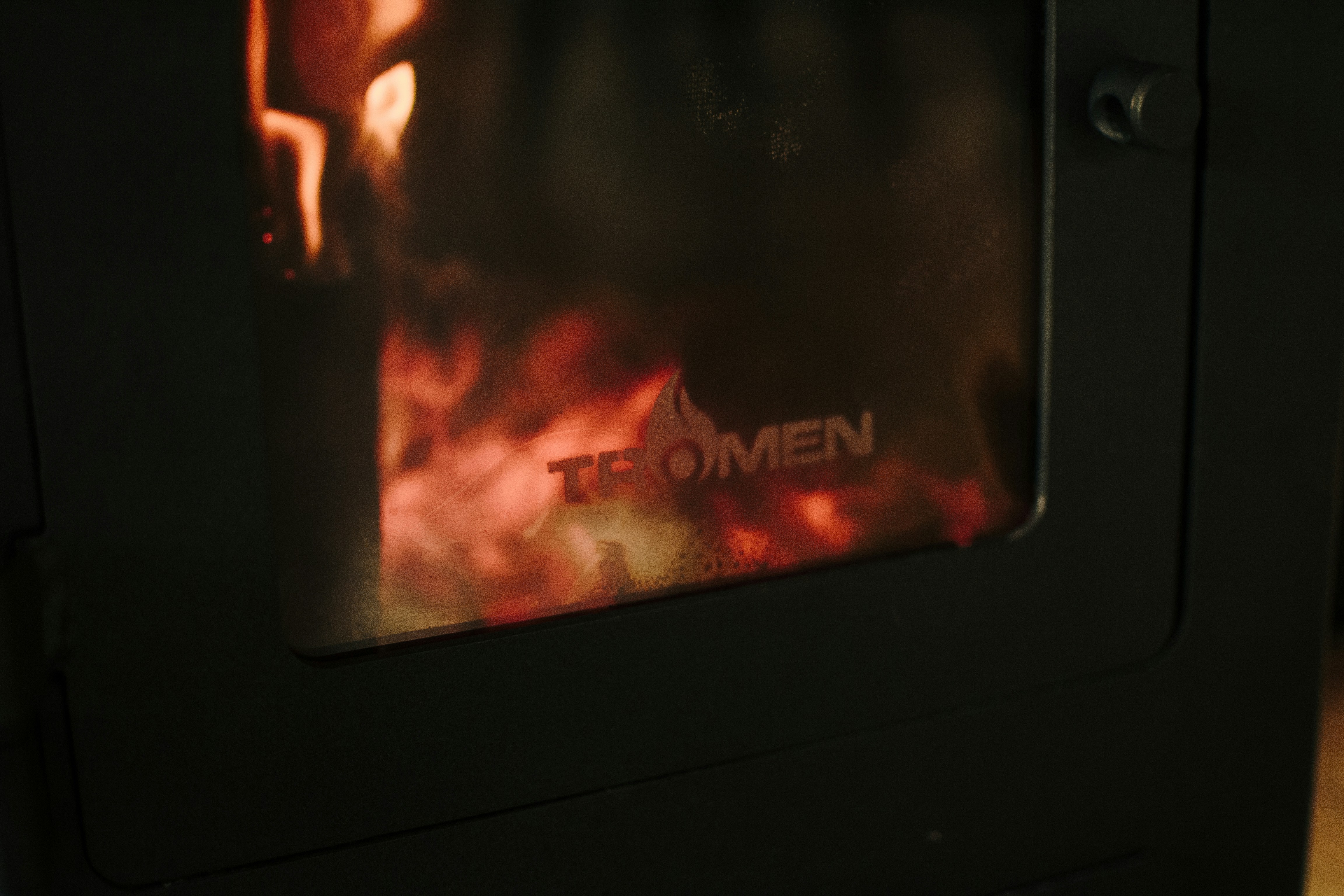 パン職人がスチームを入れる瞬間、オーブンの内部に白い蒸気が立ち込める様子