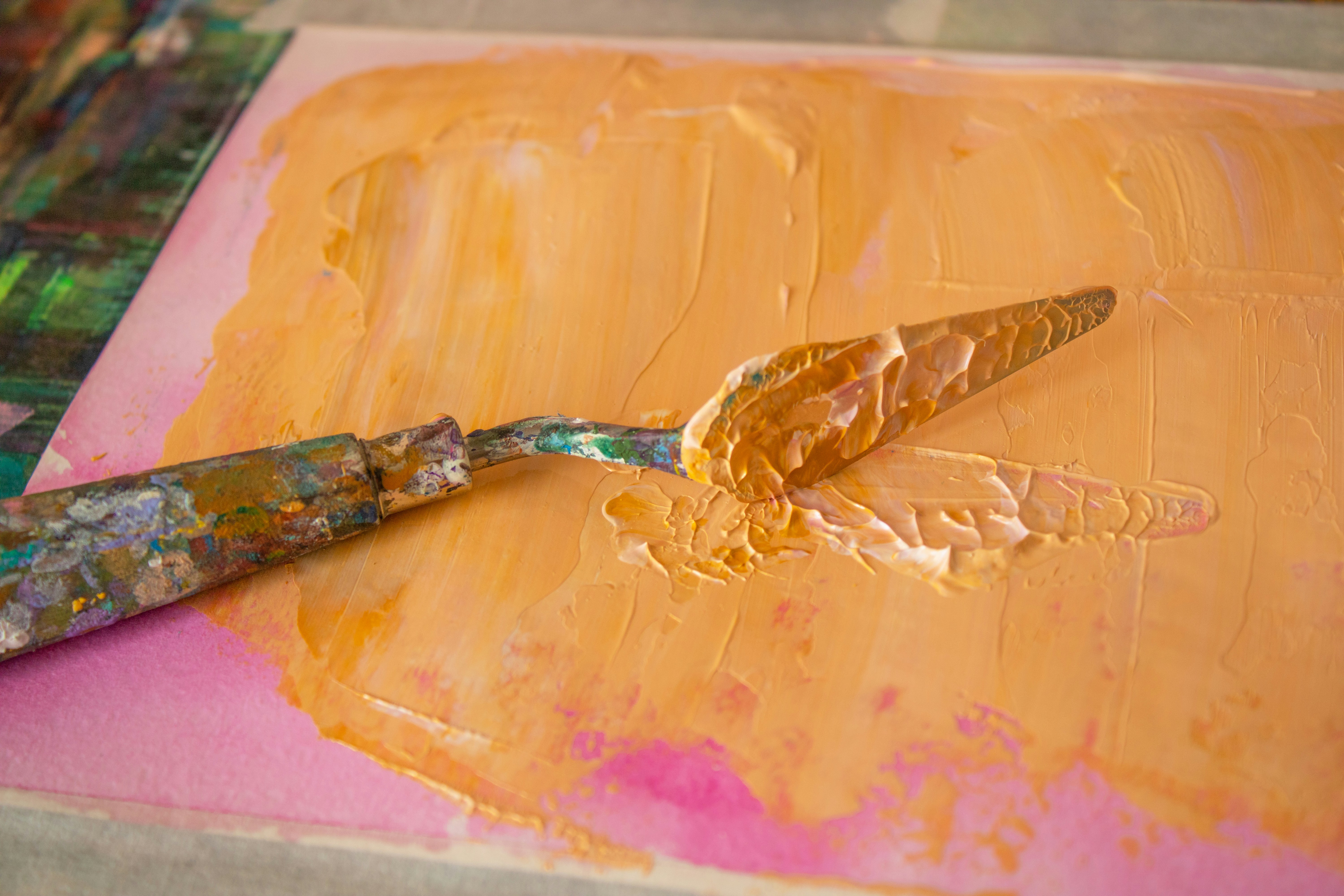 焼きたてのパンを笑顔で患者さんに手渡す病院のスタッフ