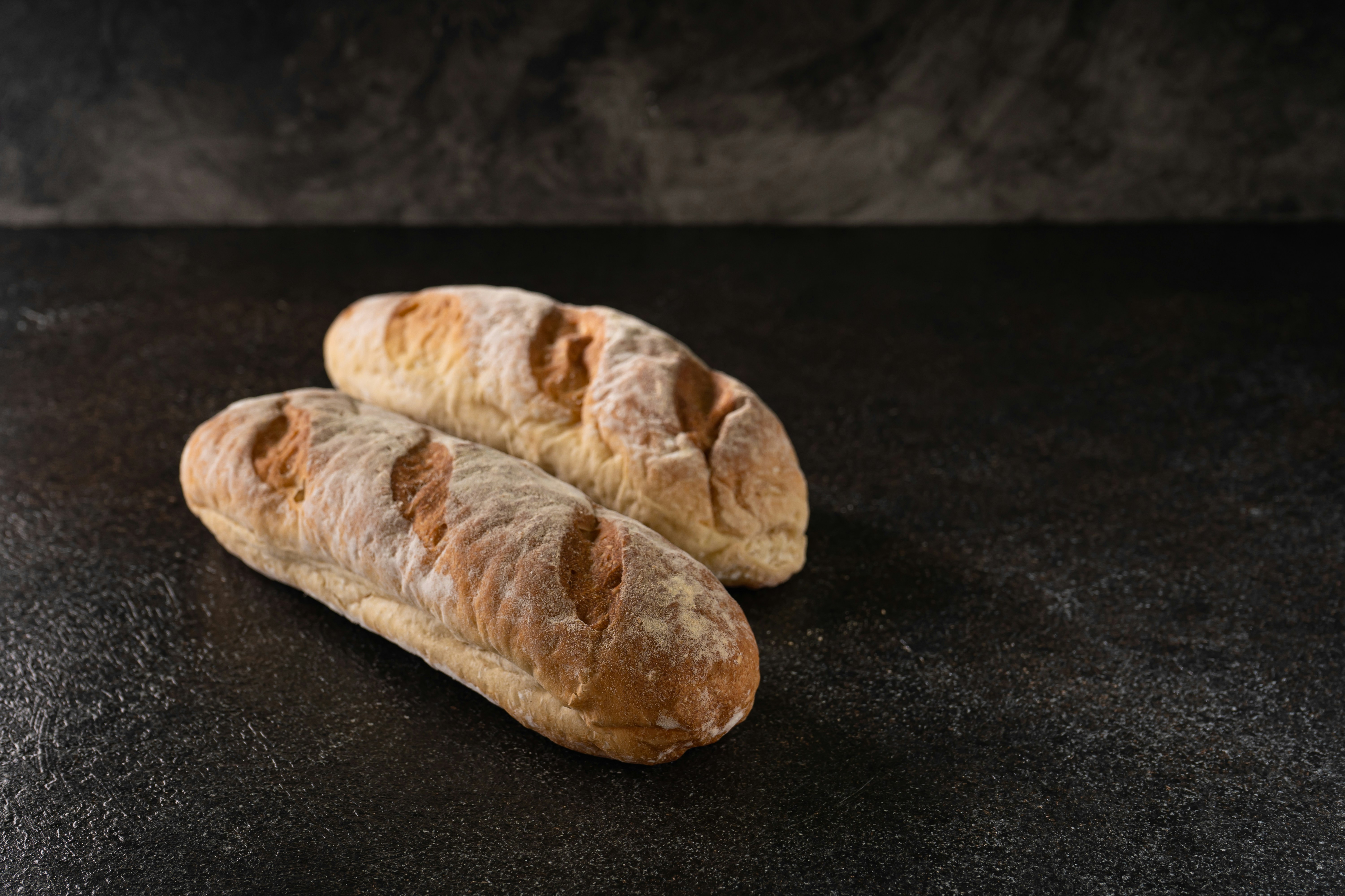 プロが食パンを焼いている手元のクローズアップ