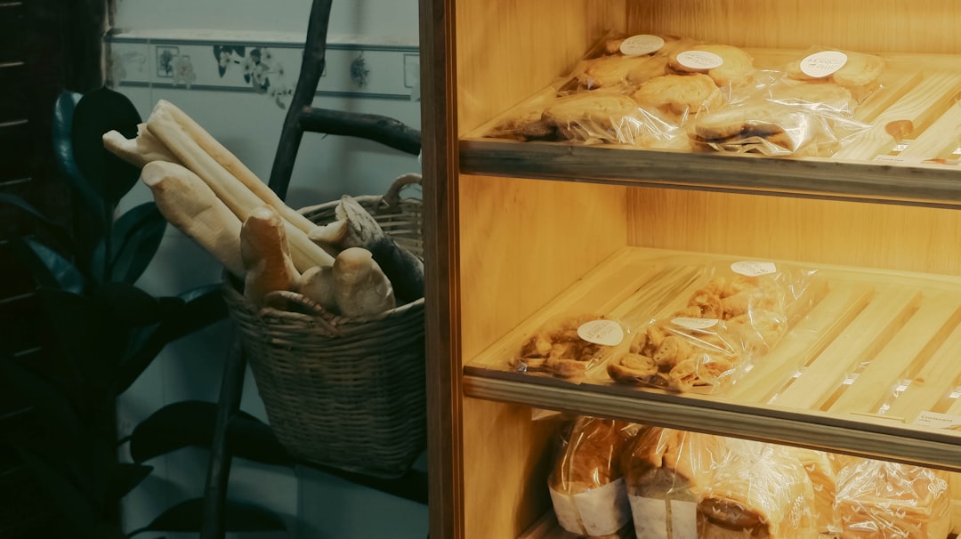 プロのパン職人が、パンの冷凍保存についてアドバイスしている様子