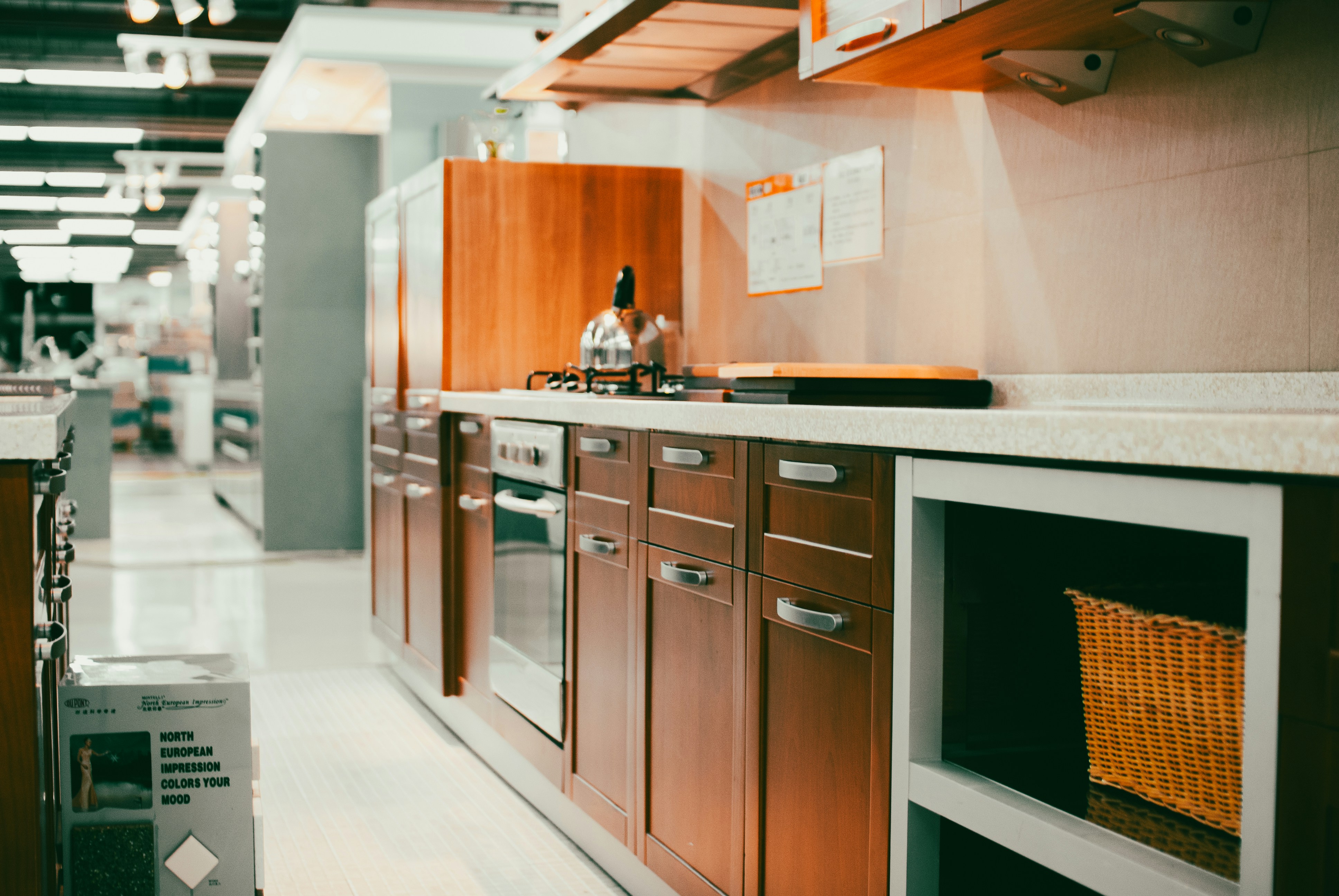 シーズニングをしている様子（型に油を塗っている写真）、発酵かごをブラシで払っている写真、刷毛を洗っている写真など、具体的なメンテナンスの様子を捉えた写真のコラージュ