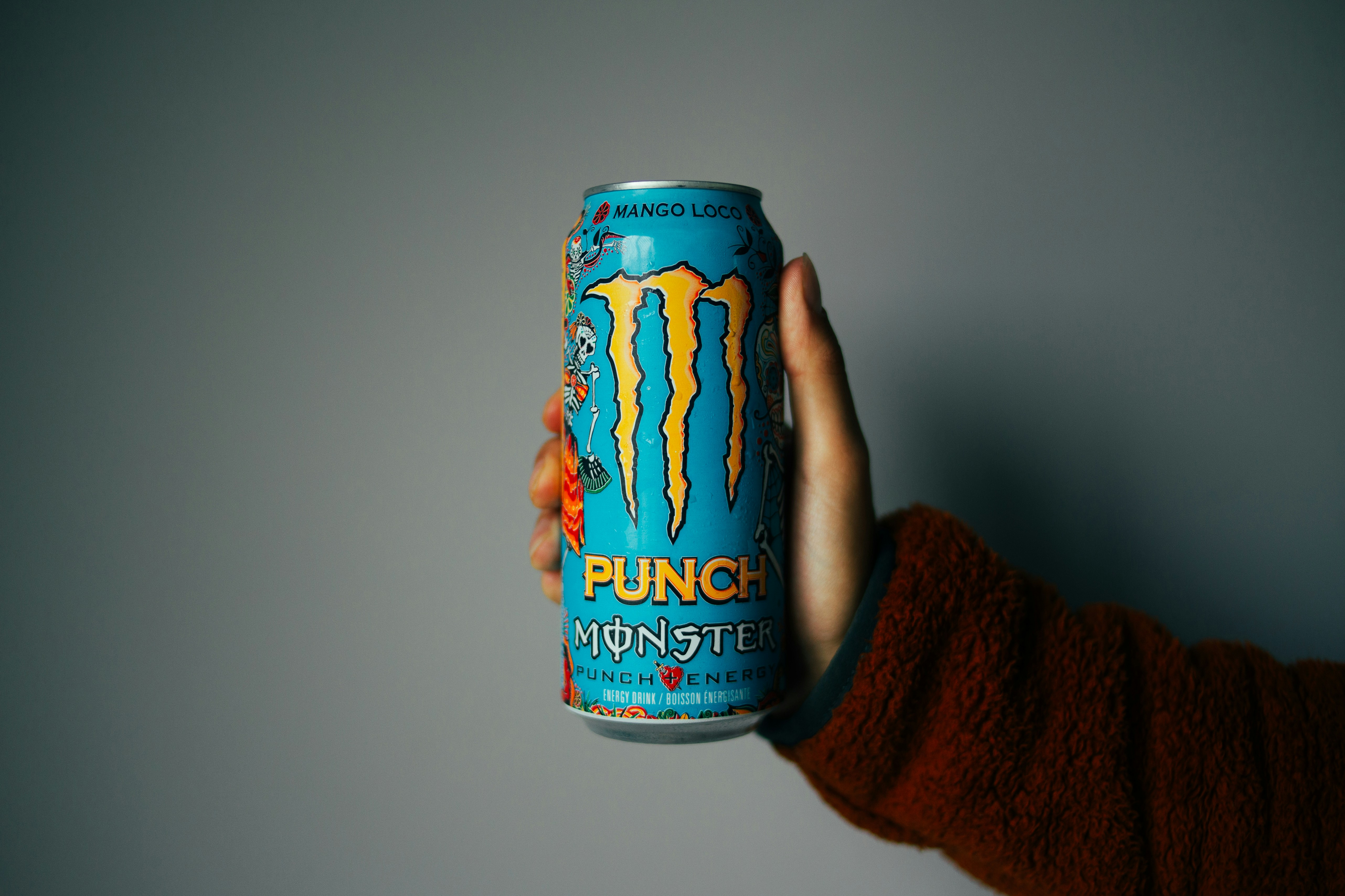 パン職人が新商品を開発し、お客様に試食してもらっている写真