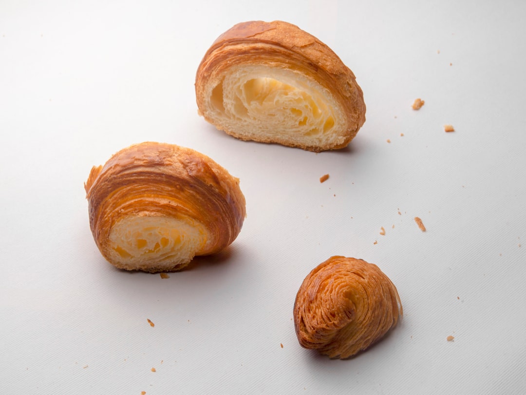 様々な種類のパンの画像が並んだアプリの画面