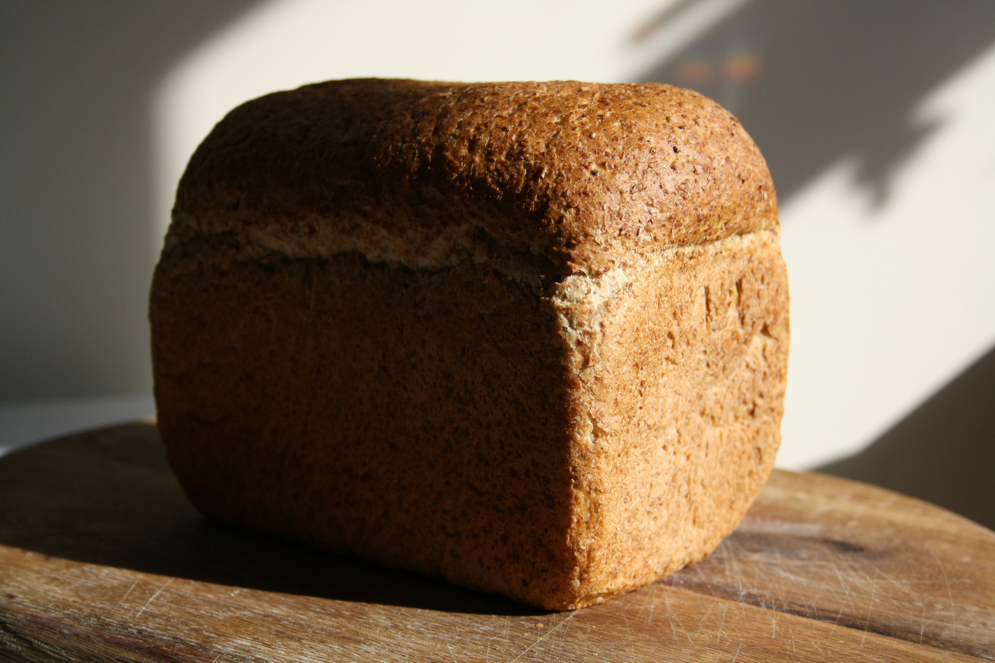 焼き立てのパンが並べられたECサイトのトップページ