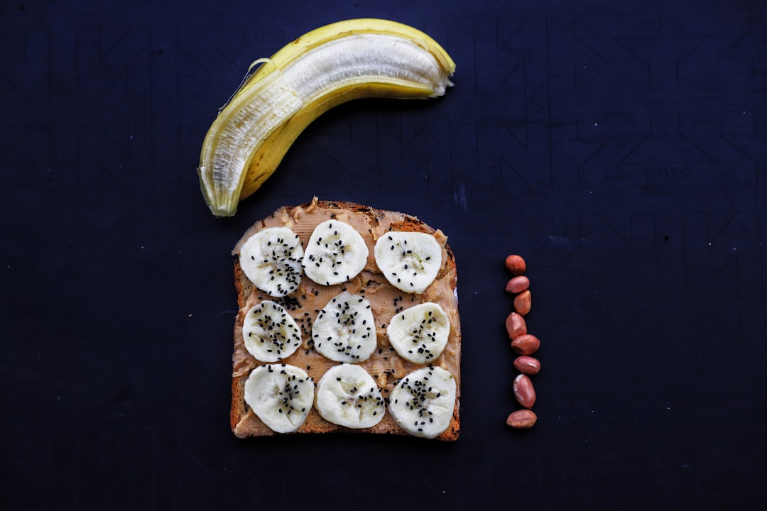 焼きたてのパン、色とりどりの野菜、数種類のディップがセンス良く並べられた食卓全体
