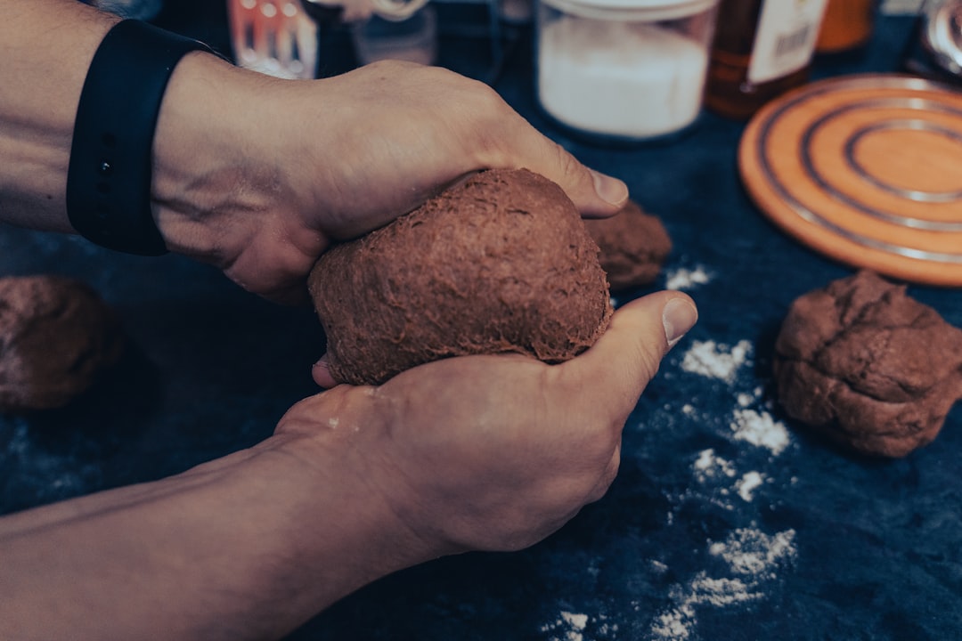 石臼で小麦を挽いている風景