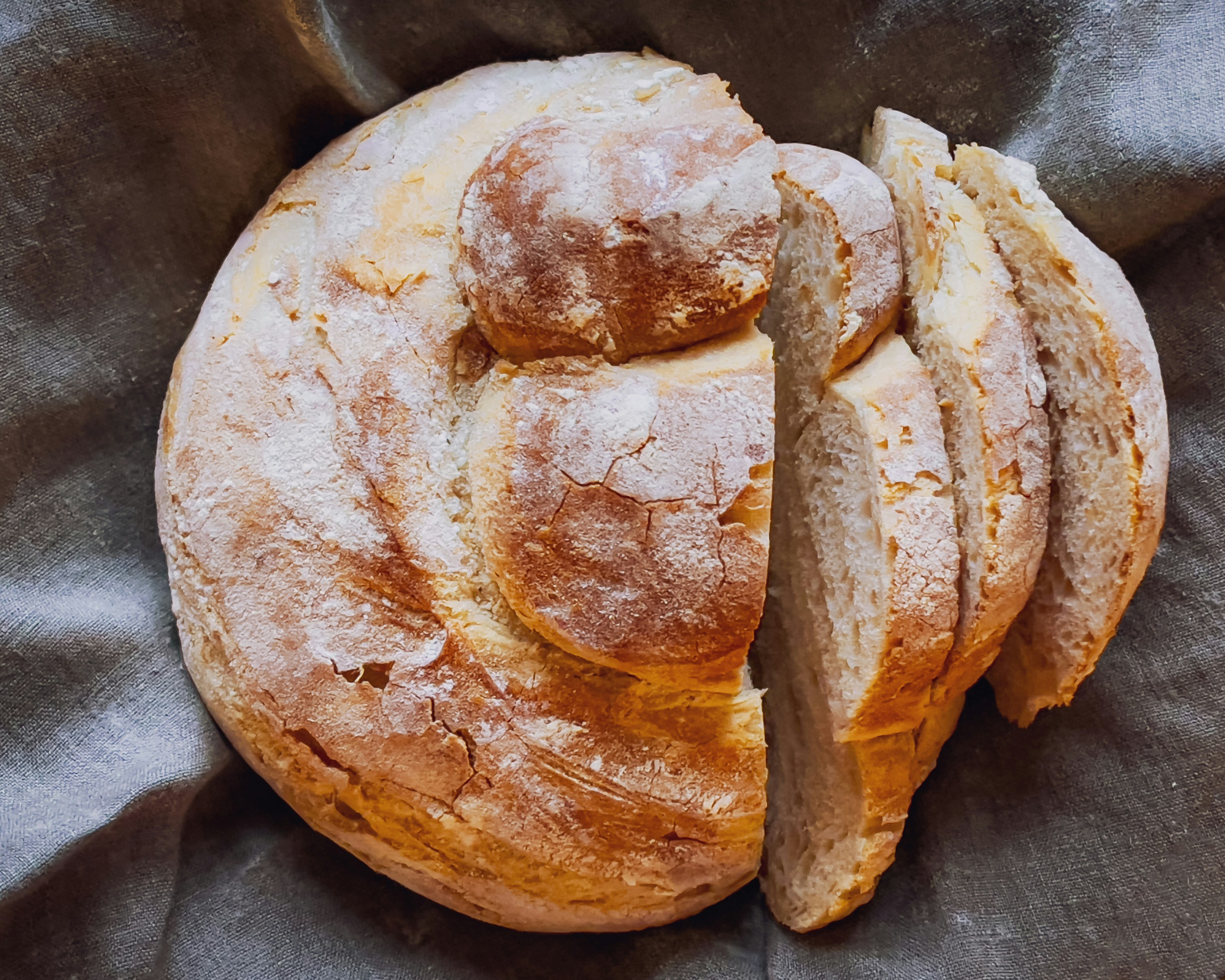 近年人気の高級食パン専門店の外観